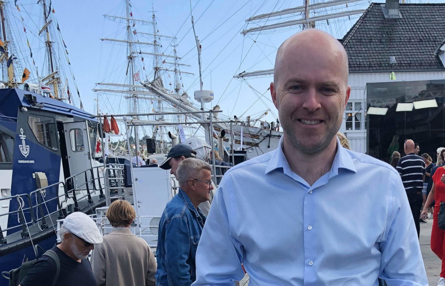 Rolf Iver Mytting Hagemoen i blå skjorte ved havna i Arendal.