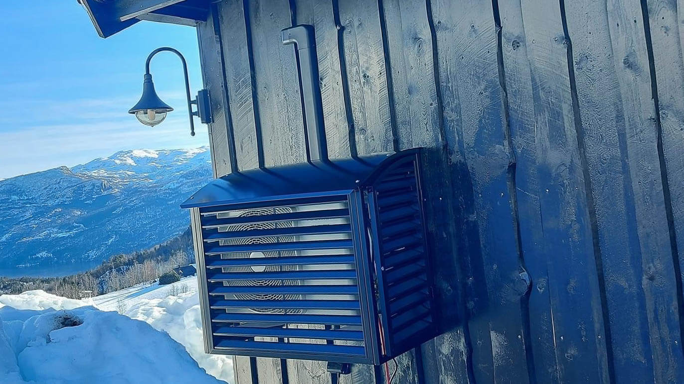 Varmepumpe på hyttevegg