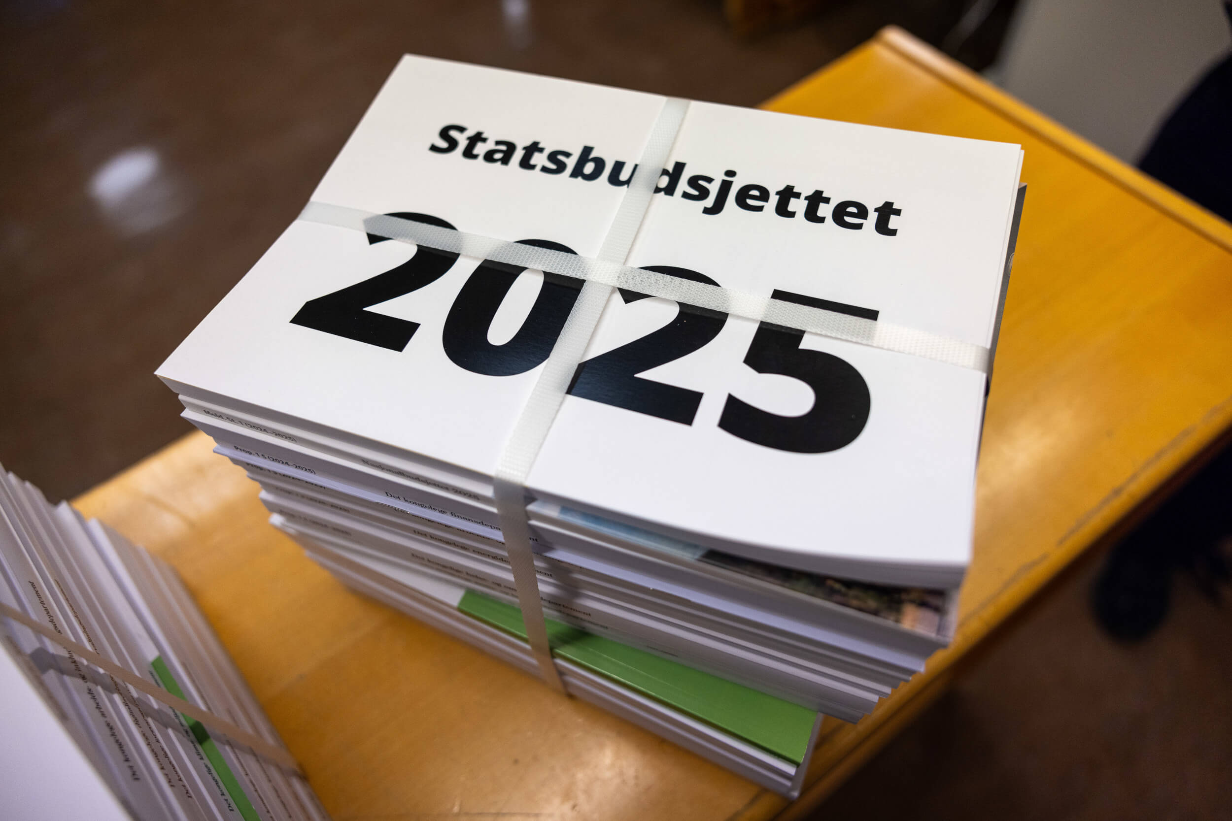 Regjeringens forslag til statsbudsjett for 2025 på ekspedisjonskontoret på Stortinget.