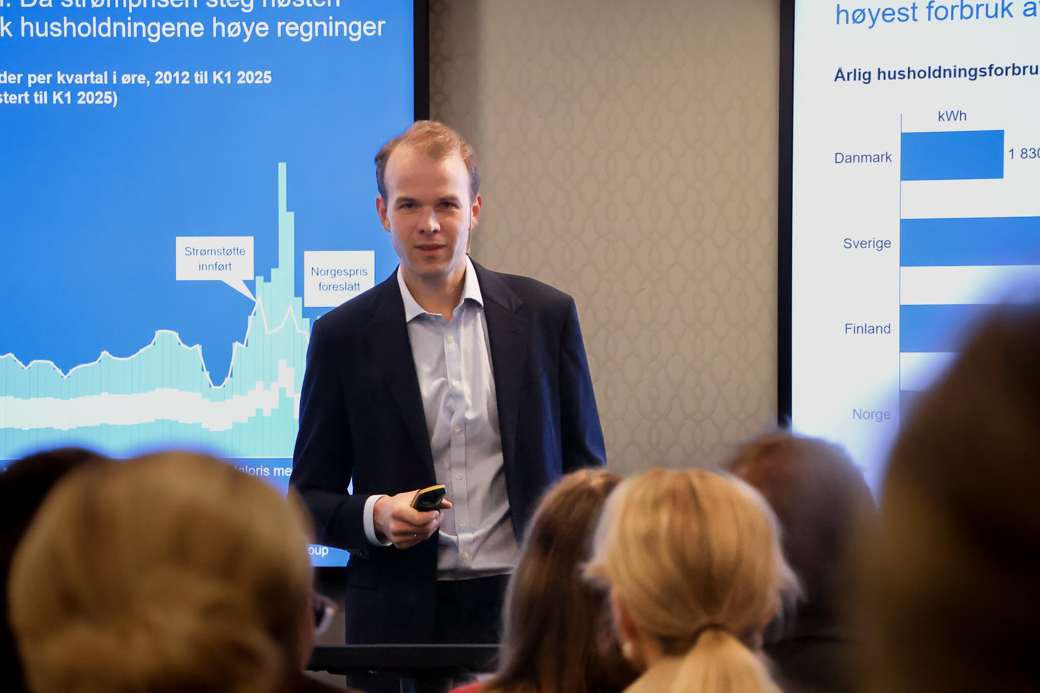 Svend Boye fra THEMA Consulting legger frem ny analyse om Norgespris og strømstønad. FOTO: Linn Kise/Elektroforeningen.