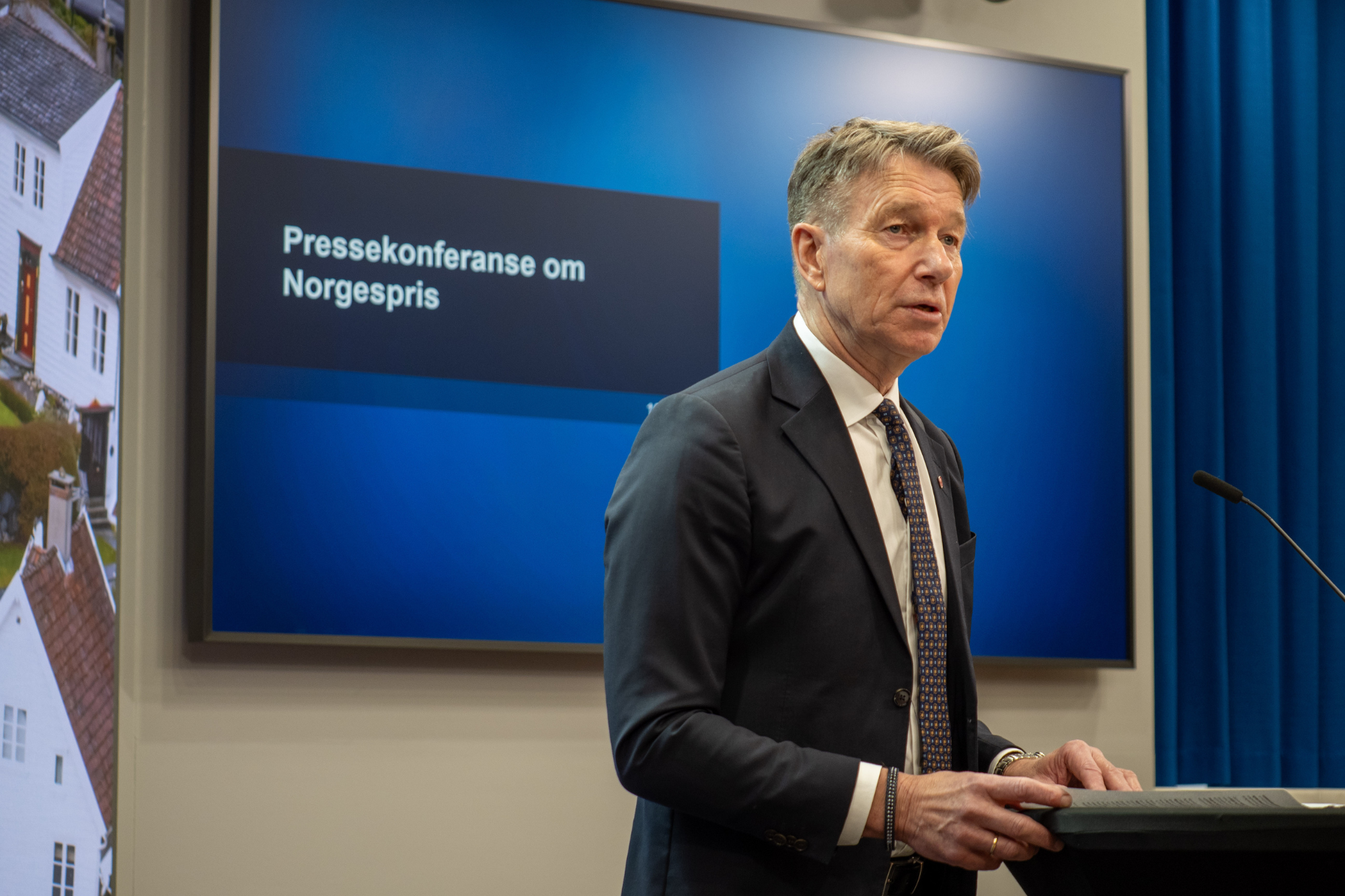 Energiminister Terje Aasland (Ap) under pressekonferanse om Norgespris. FOTO: Jo Henrik Jarstø/Energidepartementet.
