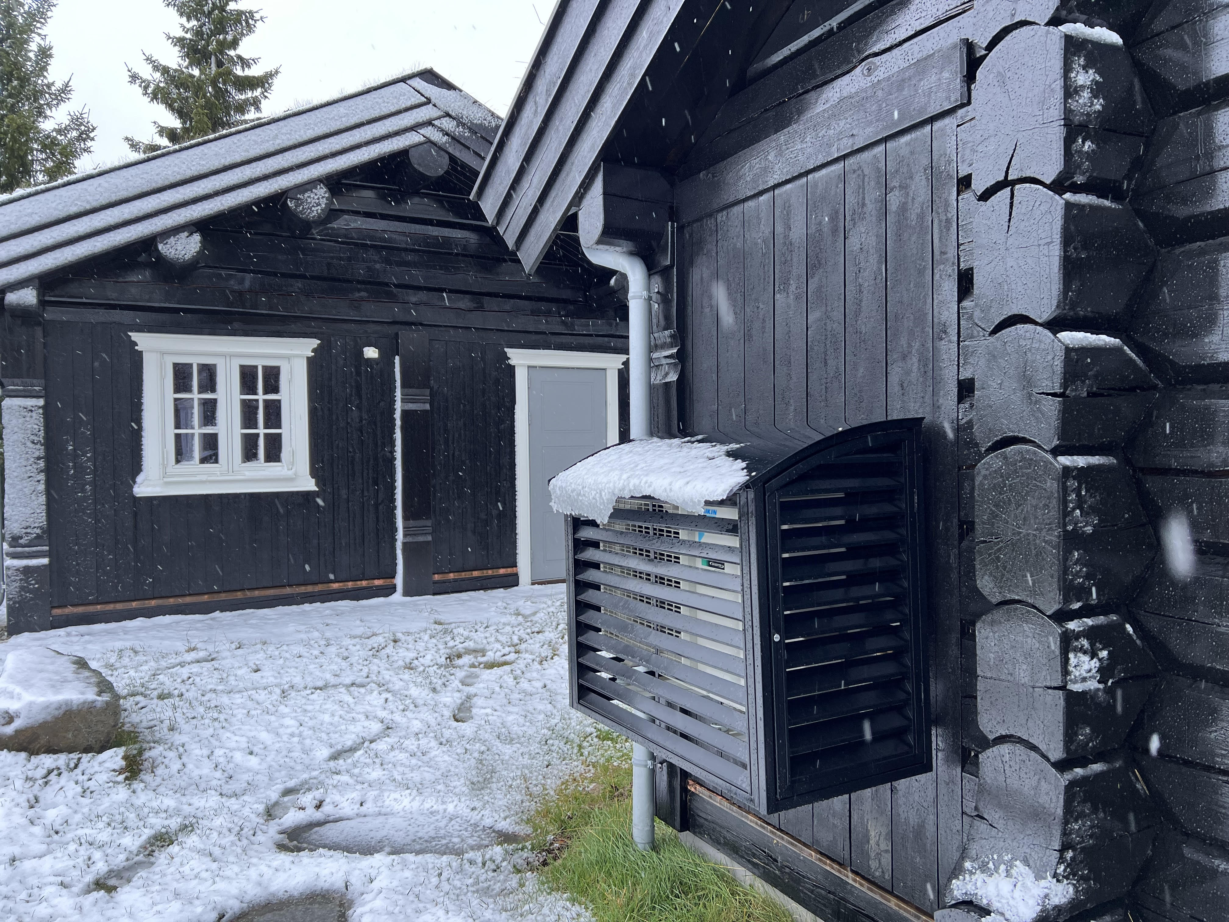 Varmepumpe på hyttevegg i Gudbrandsdalen