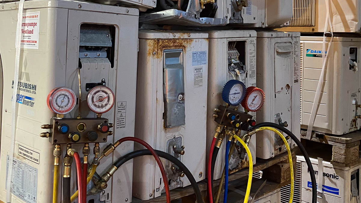 Bilde av tapping av kuldemedier fra brukte varmepumper. FOTO: Norsk Varmepumpeforening